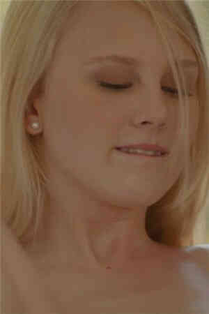 一直暗恋继父的美女故意犯错渴望被他的大鸡巴教育