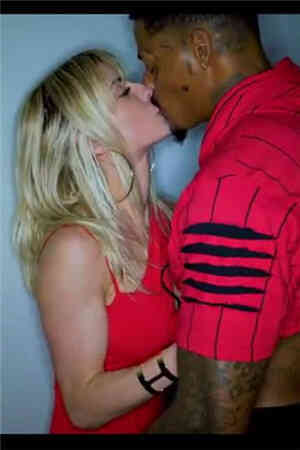 Bender-为丈夫出卖身体_(黑白配，爆乳)